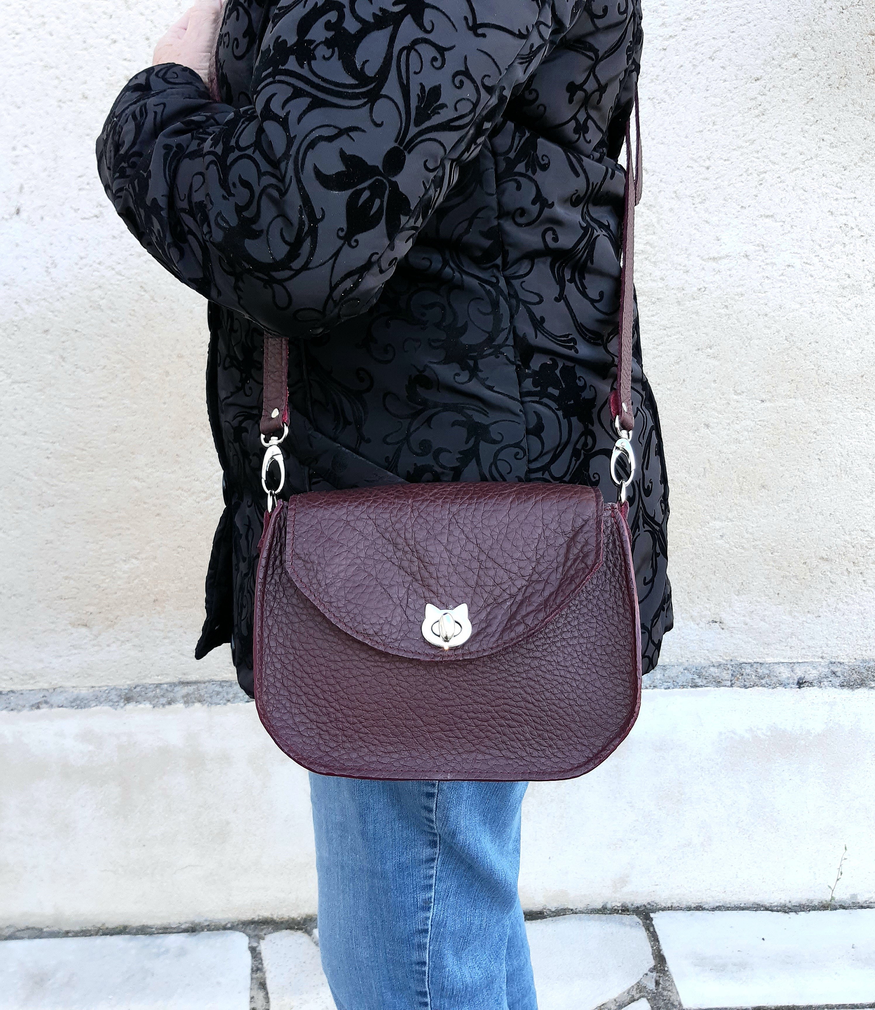 Sac bandouli&egrave;re fermoir chat, coloris bordeaux