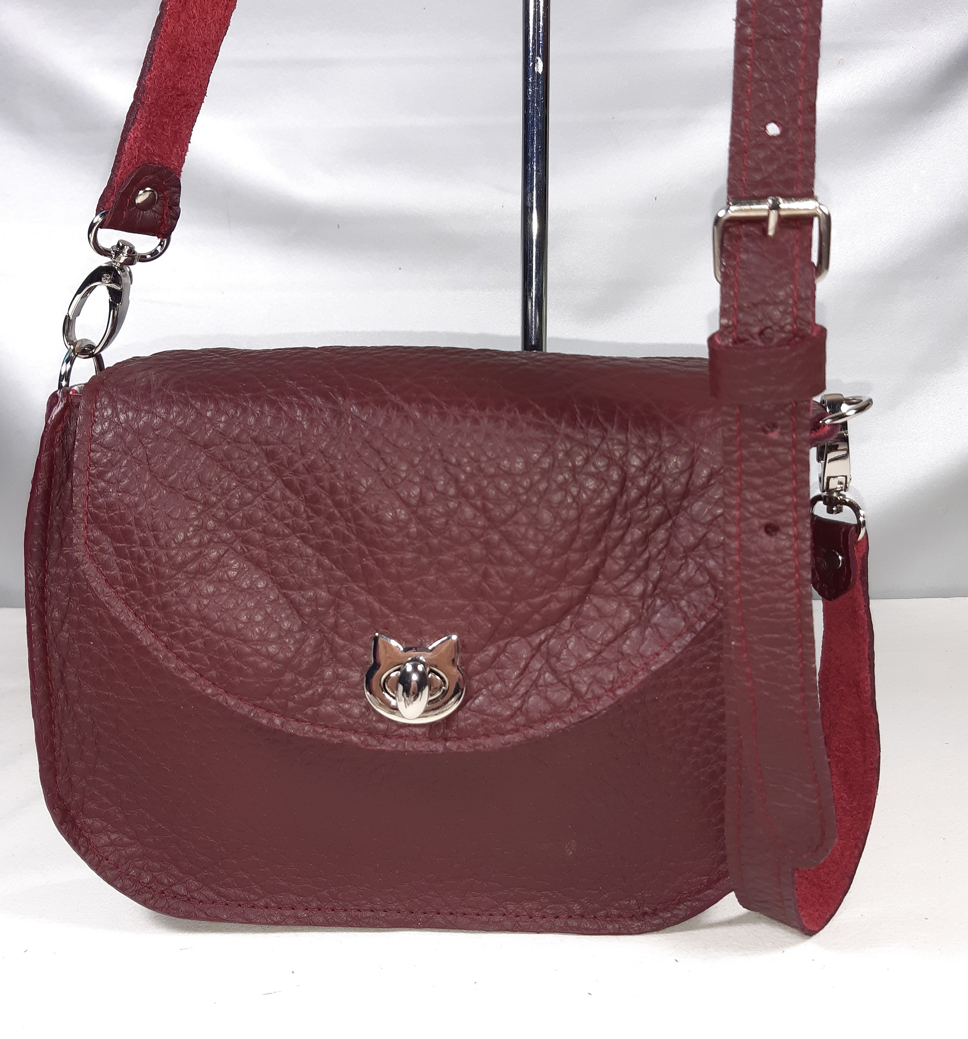 Sac bandouli&egrave;re fermoir chat, coloris bordeaux