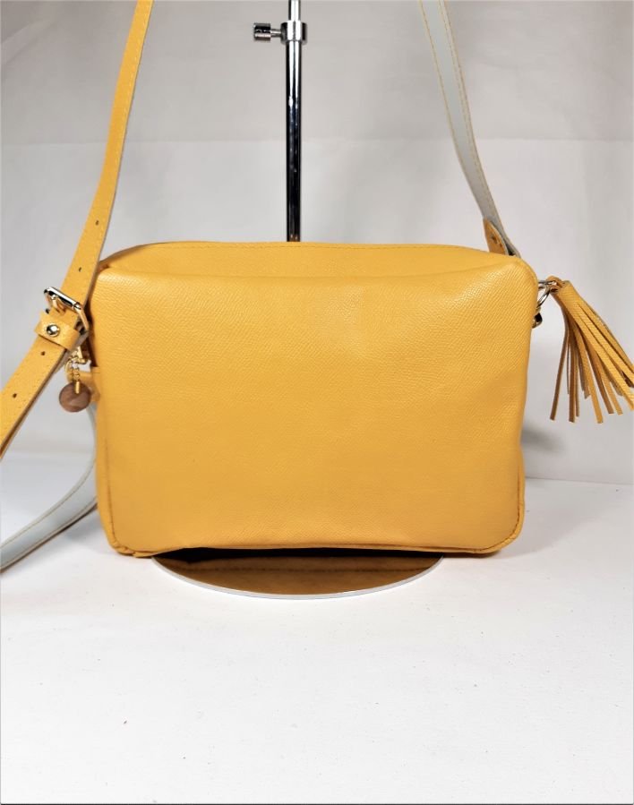 Saco de couro de grão inteiro com fecho amarelo.
