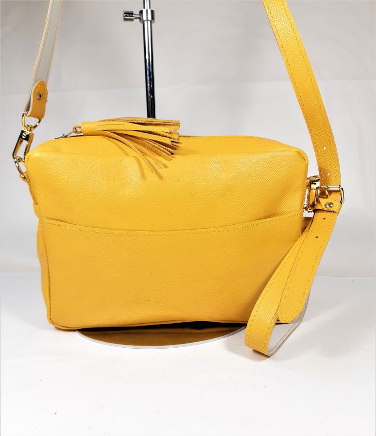 Saco de couro de grão inteiro com fecho amarelo.