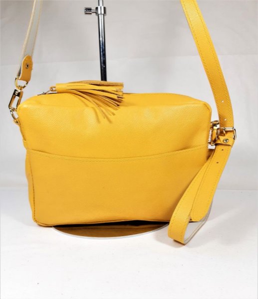 Saco de couro de gr&atilde;o inteiro com fecho amarelo.