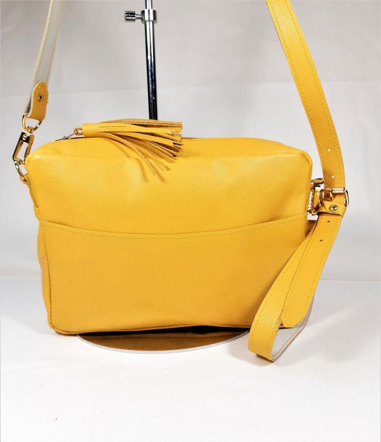 Saco de couro de grão inteiro com fecho amarelo.