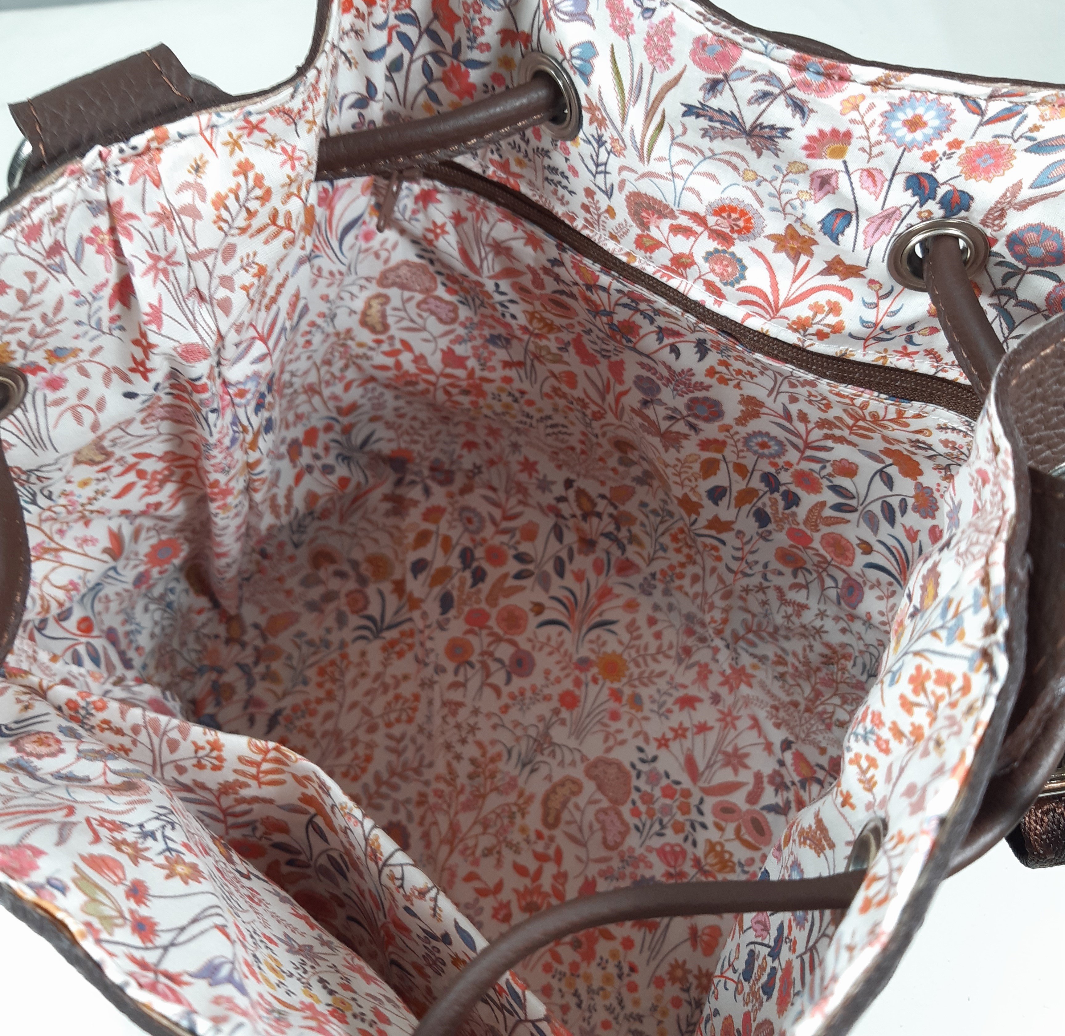 Sac seau cuir marron brod&eacute; main