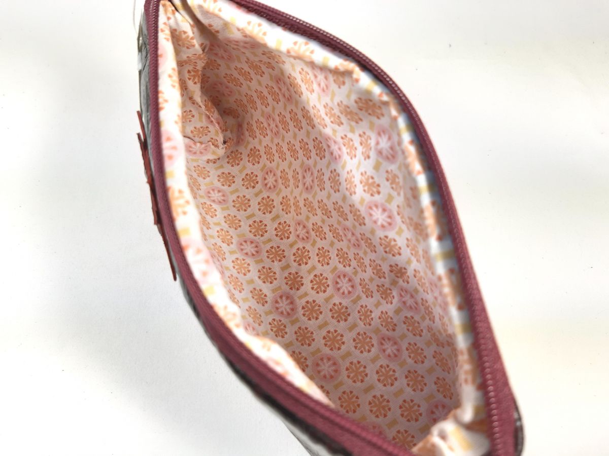 Estojo de maquilhagem de couro estilo crocodilo.
