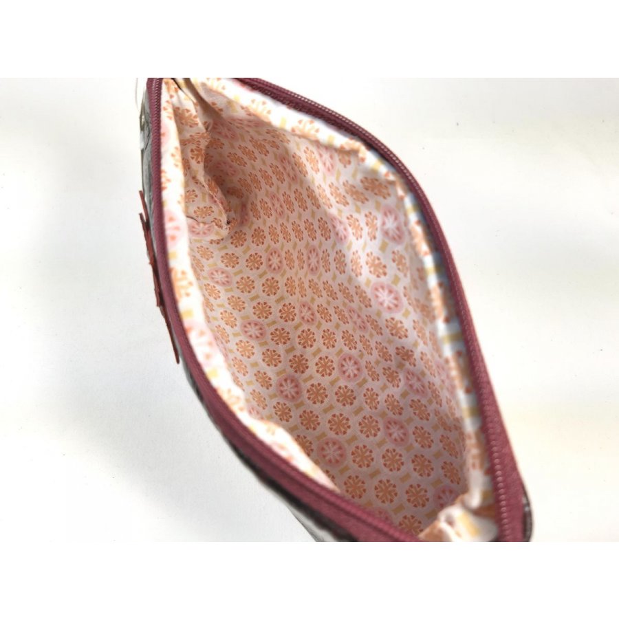 Estojo de maquilhagem de couro estilo crocodilo.