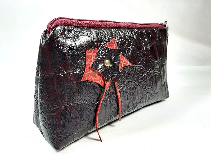 Estojo de maquilhagem de couro estilo crocodilo.