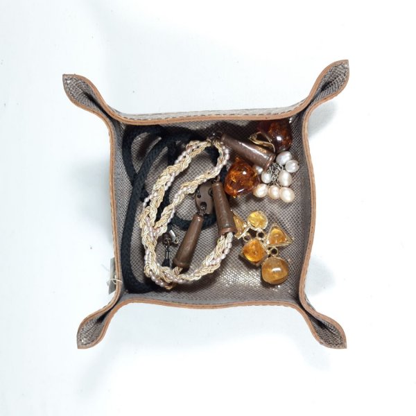 Bolso em pele, pr&aacute;tico para guardar chaves, j&oacute;ias, etc.