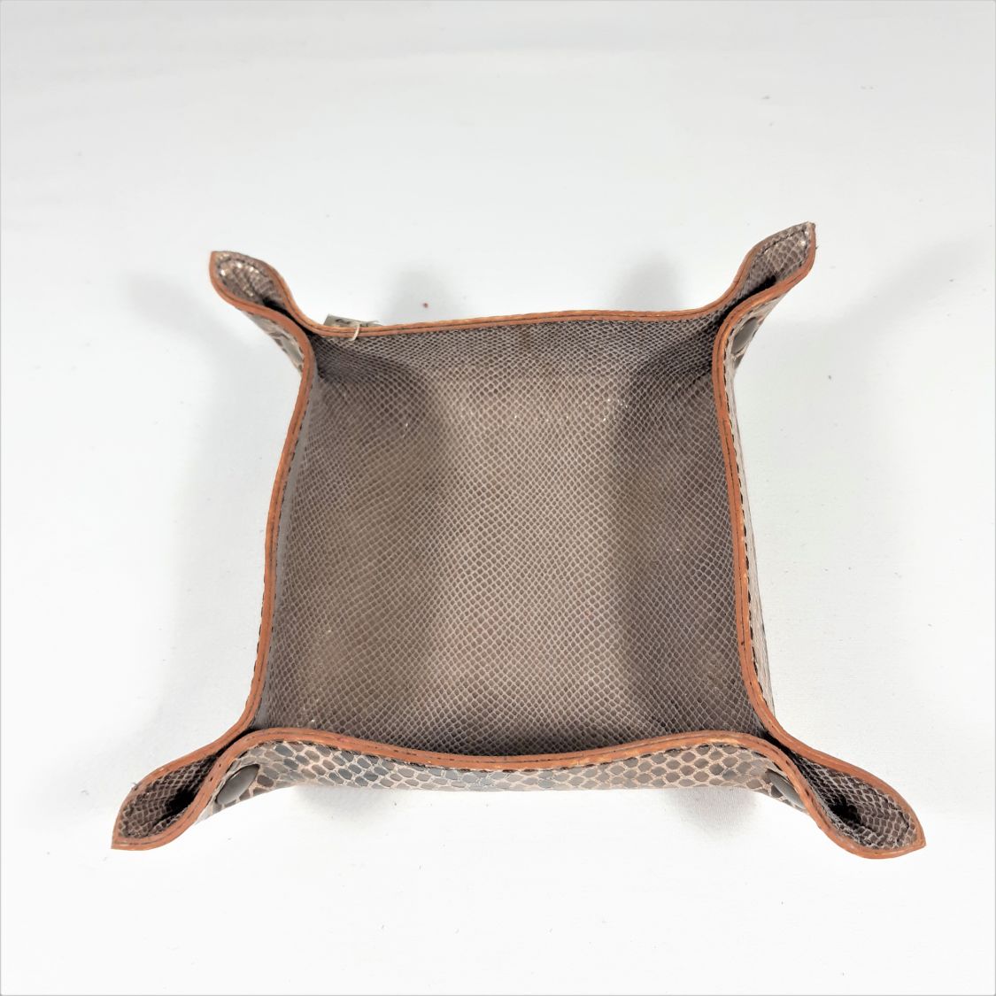 Bolso em pele, prático para guardar chaves, jóias, etc.