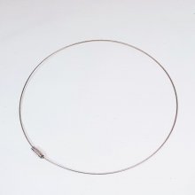 Pour cr&eacute;er des bijoux minimalistes, lot de colliers c&acirc;ble en m&eacute;tal et fermoir &agrave; visser.