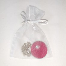 Medalhão de cristal de couro e swaroski em cor-de-rosa fushia