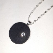 Pendente de latão e couro preto com cristal swarowski