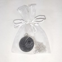 Pendente de latão e couro preto, ónix de cabochon de pedra natural.