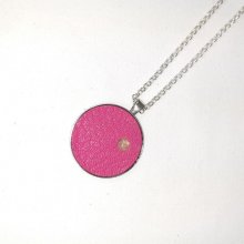 Pendente de latão e couro rosa, cabochão de pedra natural de quartzo rosa.