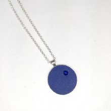 Pendente de latão e couro azul com cabochão de lápis lazúli.