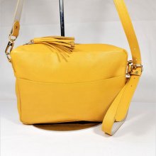 Saco de couro de grão inteiro com fecho amarelo.