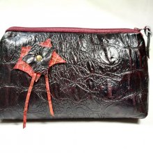 Estojo de maquilhagem de couro estilo crocodilo.